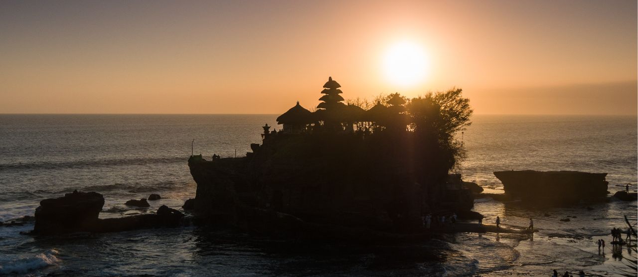 Read more about the article Tanah Lot and Uluwatu Temple Tour